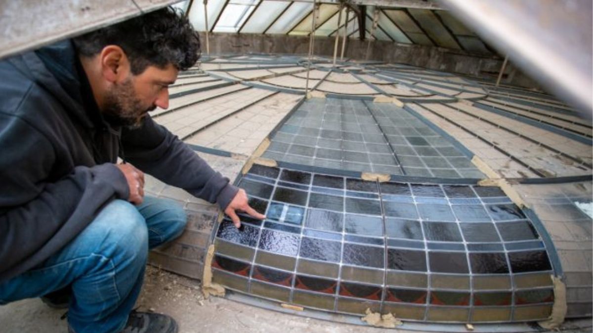 El restaurador Esteban Grimi en pleno trabajo de puesta en valor de los vitrales del Pasaje San Martín.