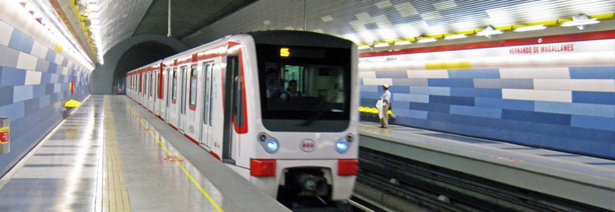 El Metro de Santiago es una vía de comunicación rápida. El Metro de Santiago es una vía de comunicación rápida.