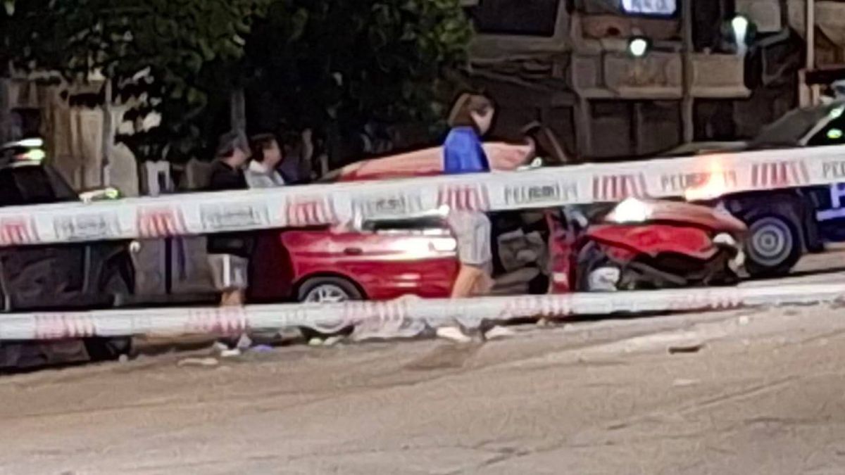 Así quedó el auto tras ser embestido por el micro en Guaymallén. Como consecuencia del accidente, murió el conductor. Así quedó el auto tras ser embestido por el micro en Guaymallén. Como consecuencia del accidente, murió el conductor.