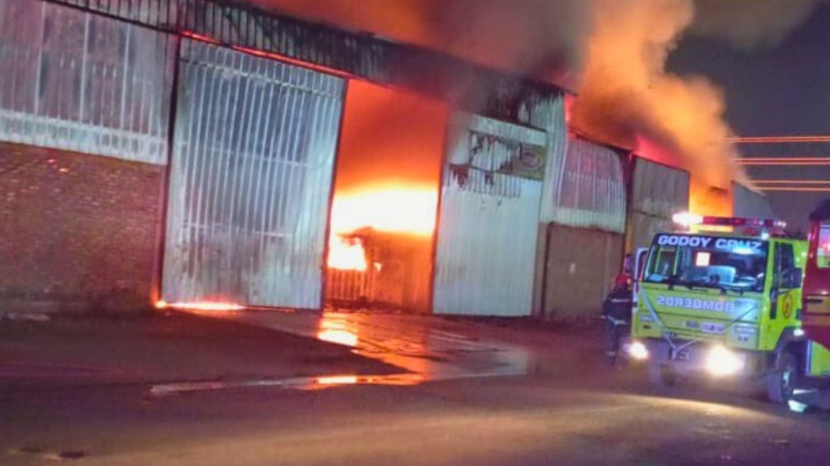 Incendio en la Feria de Guaymallén.