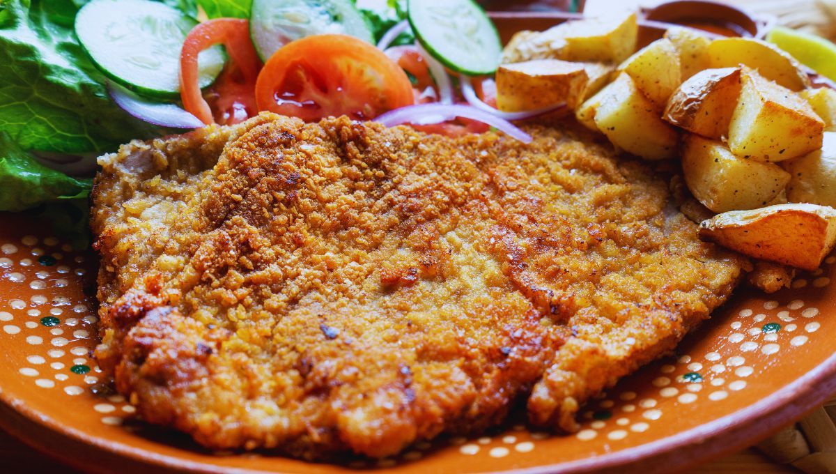 El truco que pocos conocen para que las milanesas de carne no se achiquen ni se doblen al cocinarlas