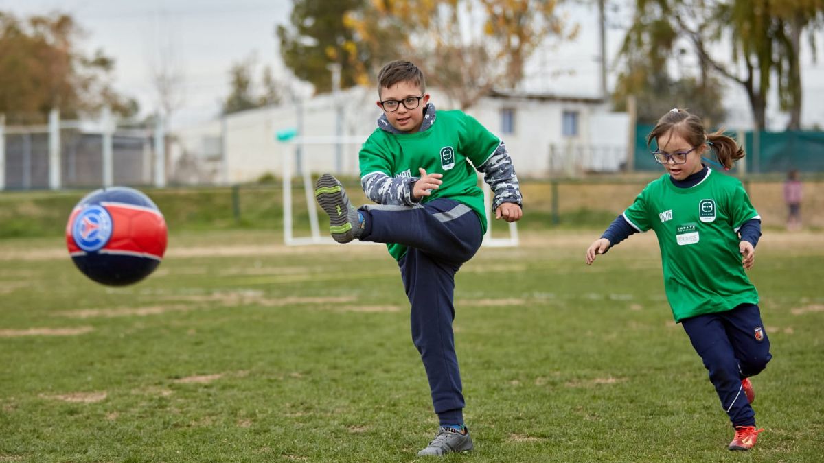 La Fundación Empate ya tiene su extensión en Mendoza de la mano de la Asociación Down Mendoza; ambos inauguraron este viernes la escuela de fútbol inclusiva para niños con Síndrome de Down en el Liceo Rugby Club.