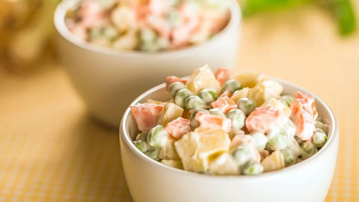 Nada mejor que preparar esta receta de ensalada rusa y acompañar un buen asado.