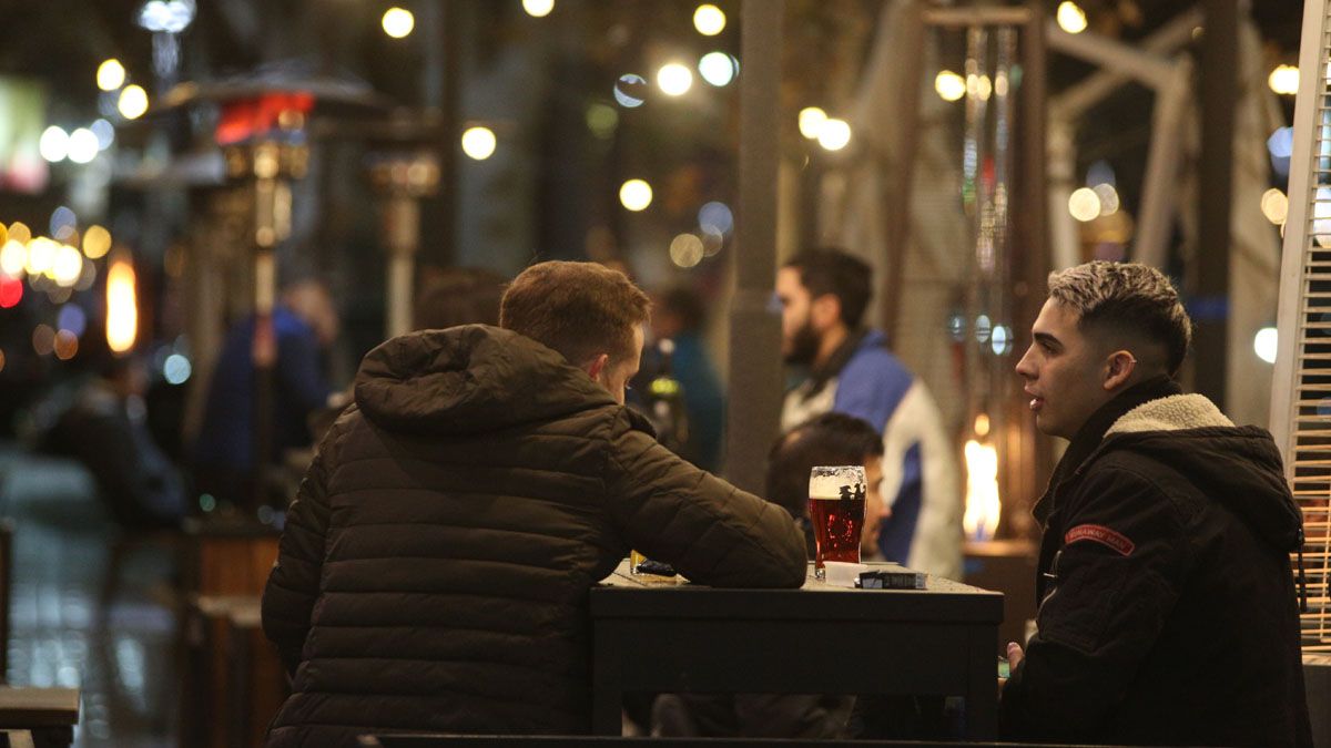 Por el Día del Amigo, Mendoza cambia el horario de alerta sanitaria