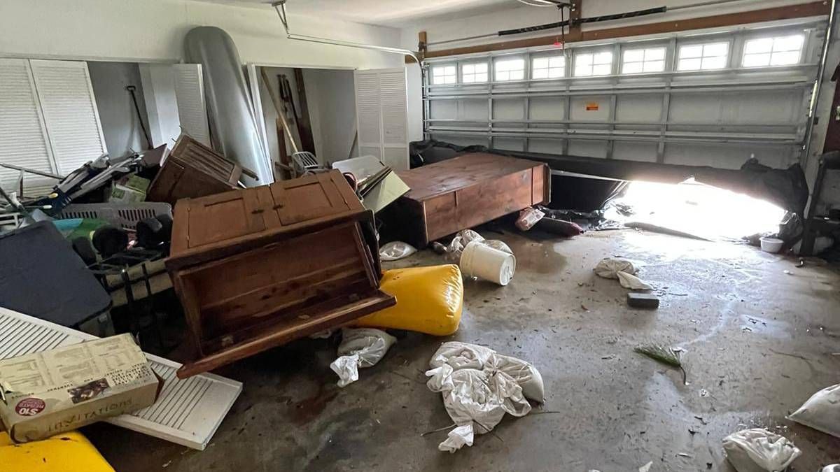 El huracán Helena dañó la casa que Martín Lucero comparte con sus suegros y tuvieron que tirar los muebles porque se inundó todo. El huracán Helena dañó la casa que Martín Lucero comparte con sus suegros y tuvieron que tirar los muebles porque se inundó todo.