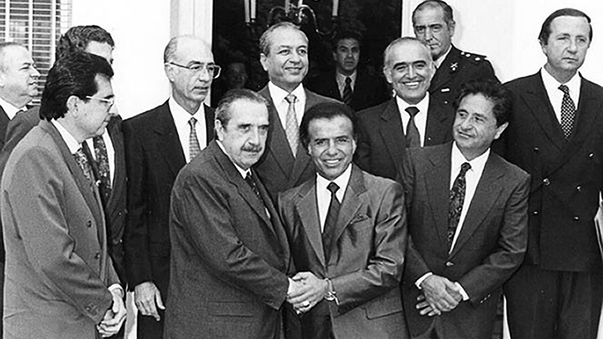 El Pacto de Olivos, un acuerdo entre los ex presidentes Carlos Menem y Raúl Alfonsín para modificar la Constitución Nacional. El Pacto de Olivos, un acuerdo entre los ex presidentes Carlos Menem y Raúl Alfonsín para modificar la Constitución Nacional.