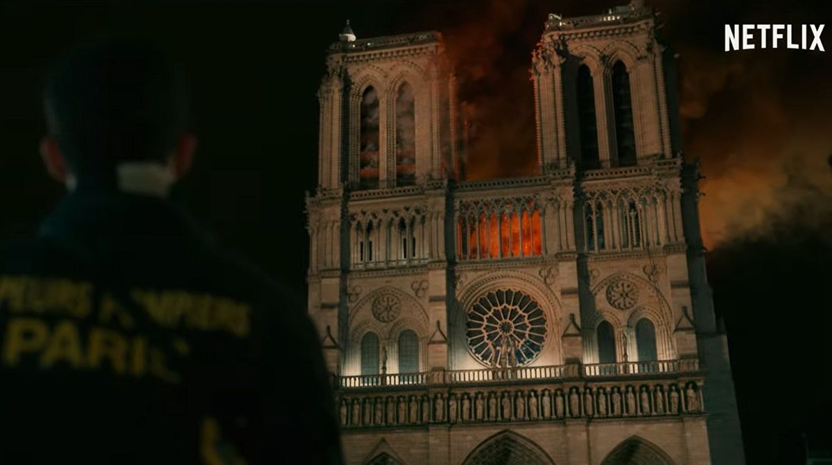 La miniserie de Netflix Notre-Dame transcurre durante la noche del fatídico incendio de la catedral parisina.