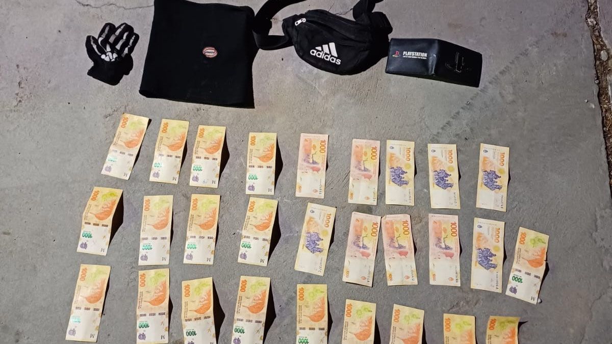 Les secuestraron $46.000 y creen que es parte de los $70.000 que les robaron a las víctimas en el asalto en su casa del barrio Constitución. Les secuestraron $46.000 y creen que es parte de los $70.000 que les robaron a las víctimas en el asalto en su casa del barrio Constitución.