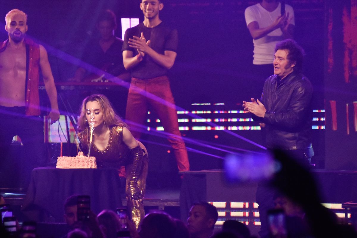 Que los cumpla feliz. Fátima sopla para apagar el fuego de la vela y el Presidente aplaude.