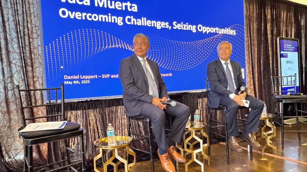 Alfredo Cornejo durante la presentación de la estrategia de Vaca Muerta en la Offshore Technology Conference en Texas. En la imagen acompañado por el gobernador de Neuquén