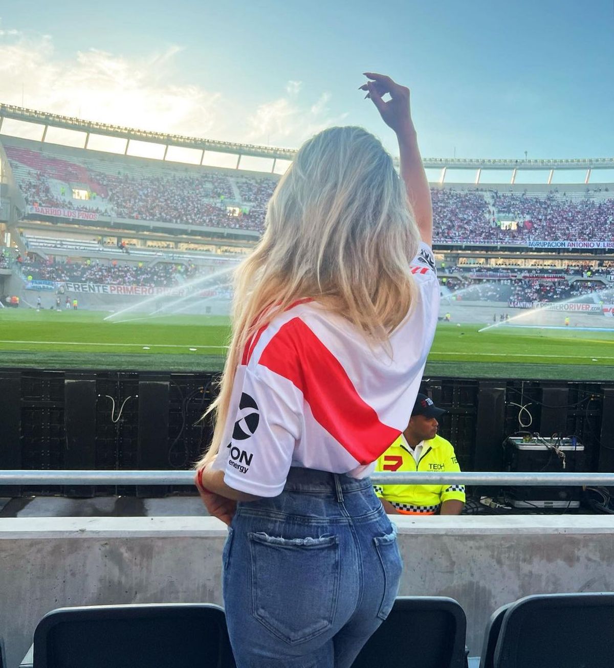 Le sacaron foto de espaldas a Alejandra Maglietti en la tribuna de River y es bestial.