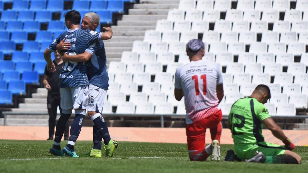 Independiente Rivadavia derrotó 2-1 a Huracán, en el Malvinas