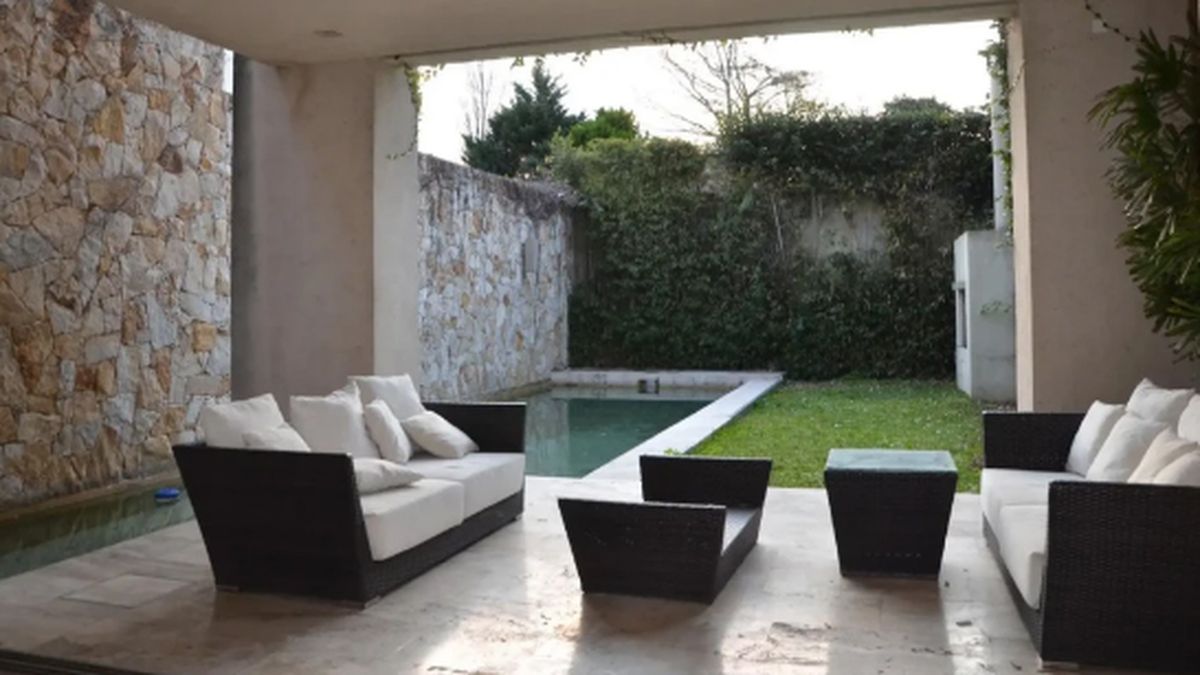La casa que vende Pampita cuenta con una hermosa pileta. La casa que vende Pampita cuenta con una hermosa pileta.