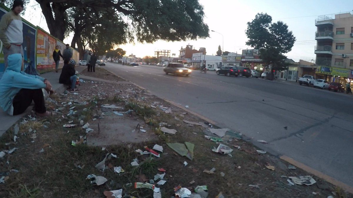 En avenida Almafuerte la parada de colectivos es un pequeño basural