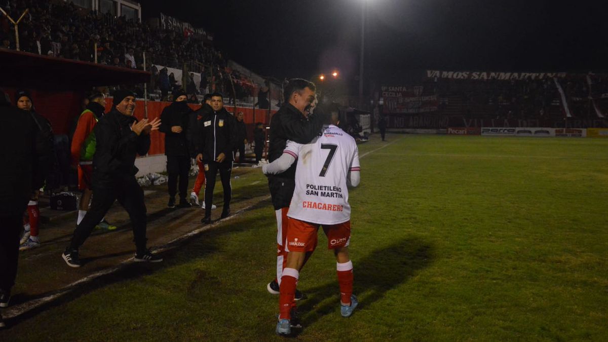 Jonás Corvalán sintió mucha emoción con el gol que marcó y se abrazó con Víctor Zwenger.