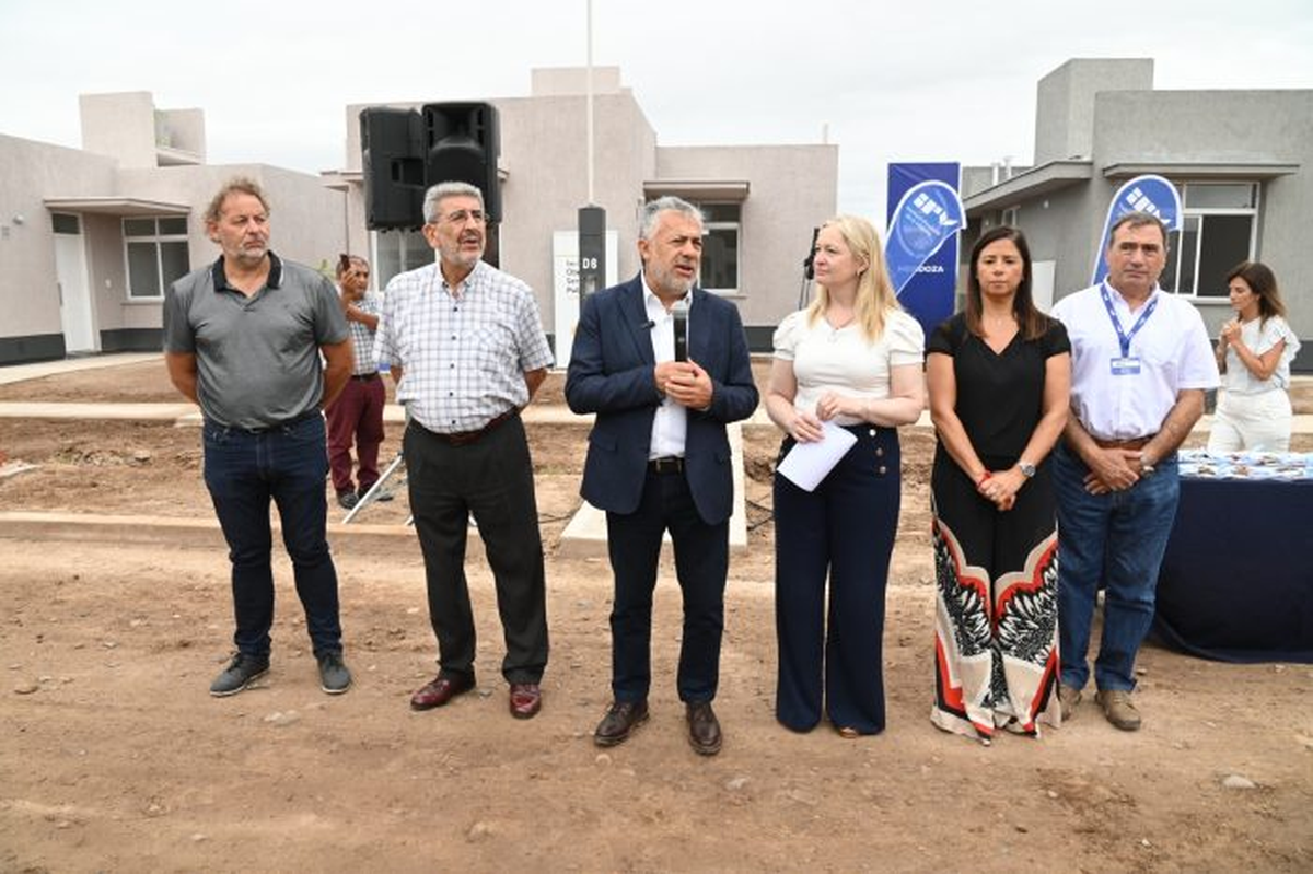 Cornejo hizo el anuncio durante la entrega de 55 viviendas en Rivadavia, junto al intendente Ricardo Mansur Cornejo hizo el anuncio durante la entrega de 55 viviendas en Rivadavia, junto al intendente Ricardo Mansur