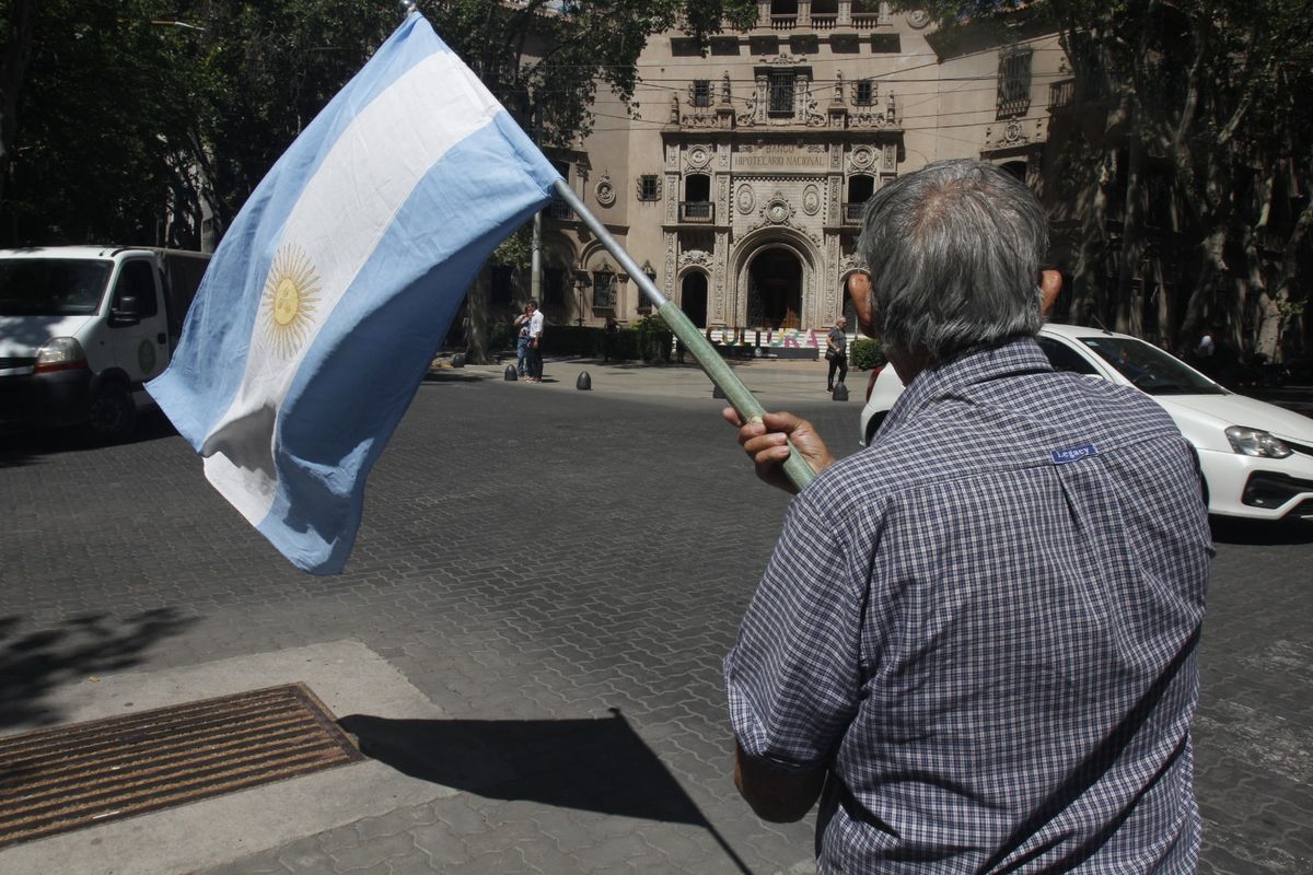 Un jubilado hace flamear la bandera argentina. Un jubilado hace flamear la bandera argentina.