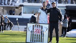 Diego Mondino con la camiseta por los 200 partidos junto a Alberto Brizuela.