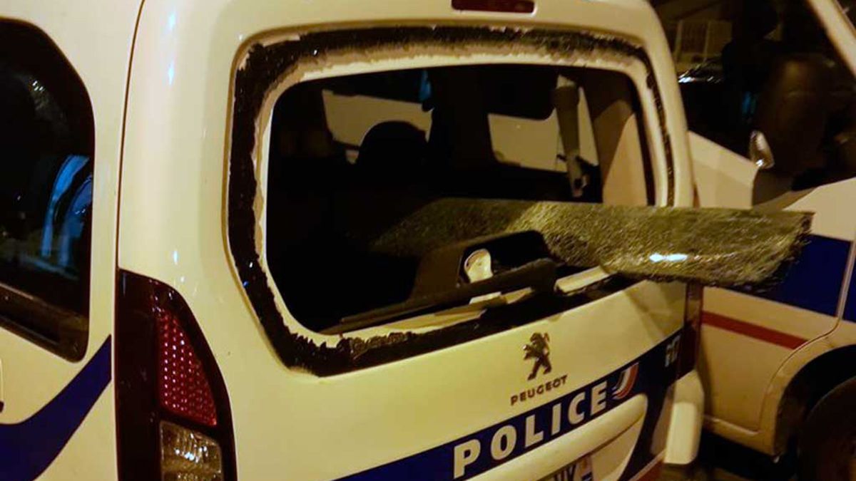 Los atacantes dñaron las instalaciones de la Comisaría y algunos vehículos policiales en Champigny-sur-Marne