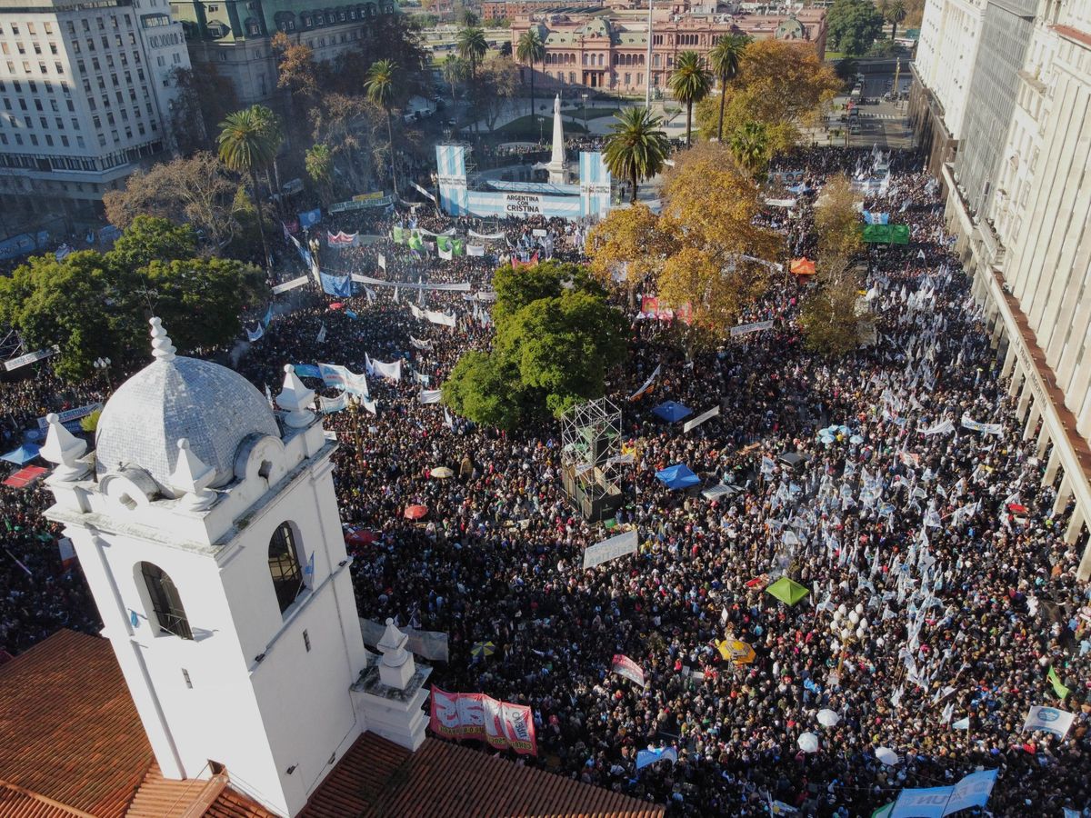 La ex mandataria Cristina Kirchner afirmó que el gobierno de Milei "se cae" y que por eso la meten presa. La ex mandataria Cristina Kirchner afirmó que el gobierno de Milei "se cae" y que por eso la meten presa.