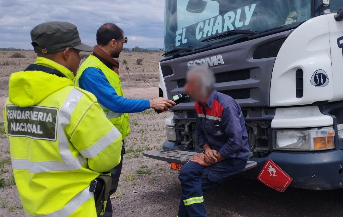 Un camionero de cargas peligrosas fue sometido a un test de alcoholemia y resultó con 1,20 gramos de alcohol en sangre en la ruta 7.