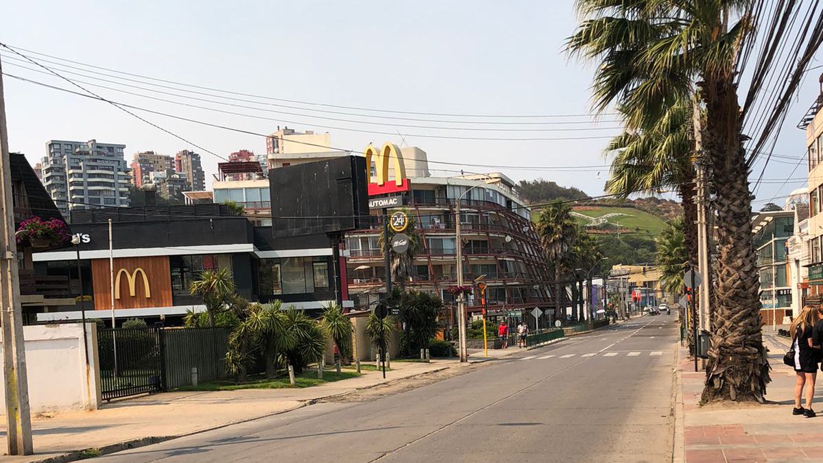 La avenida Borgoño en Reñaca, donde se ubica el Mc Donald' s, se veía así de vacía este sábado a la mañana por el toque de queda. La avenida Borgoño en Reñaca, donde se ubica el Mc Donald' s, se veía así de vacía este sábado a la mañana por el toque de queda.