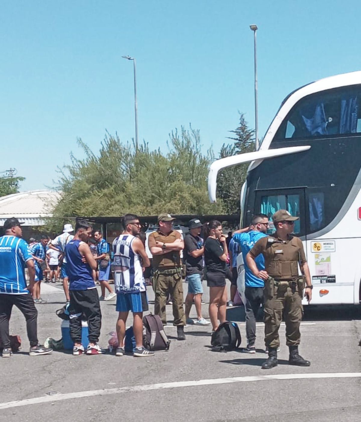 Fuerte presencia policial en la previa del partido Colo Colo vs. Godoy Cruz, controlando a los simpatizantes argentinos. Fuerte presencia policial en la previa del partido Colo Colo vs. Godoy Cruz, controlando a los simpatizantes argentinos.
