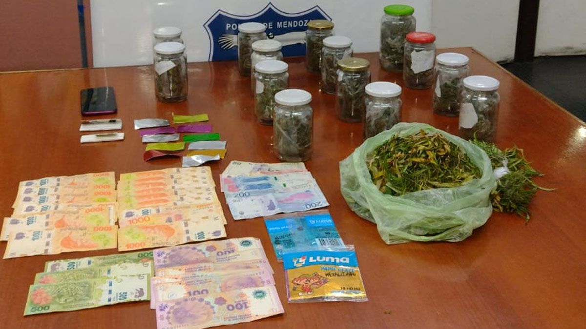 Un joven de 26 años quedó detenido a disposición de la justicia, al igual que otras dos personas de 36 y 45 años que estaban en otra casa allanada del barrio Paraguay, de Guaymallén.