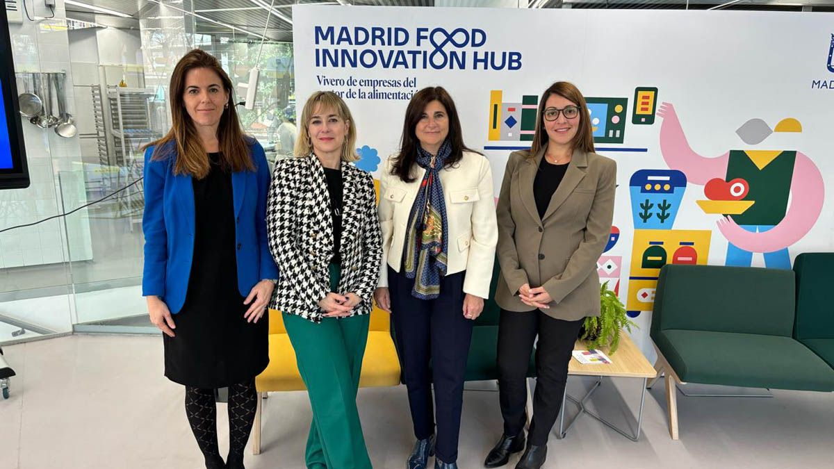 Gabriela Testa en la visita al Madrid Food Innovation Hub.&nbsp;Noelia Sahar, gerente de AEHGA (Asociación Empresaria, Hotelera, Gatronómica y Afines) y María Paula Mac Loughlin, jefa de la Sección Económica de la Embajada Argentina. Las recibió&nbsp; Itziar Ortega, directora del hub.