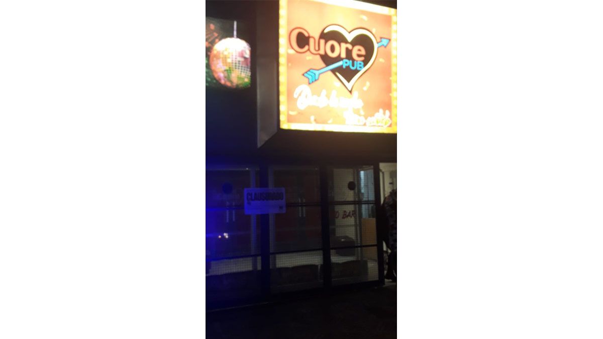 En este local encontraron a 30 personas bailando.