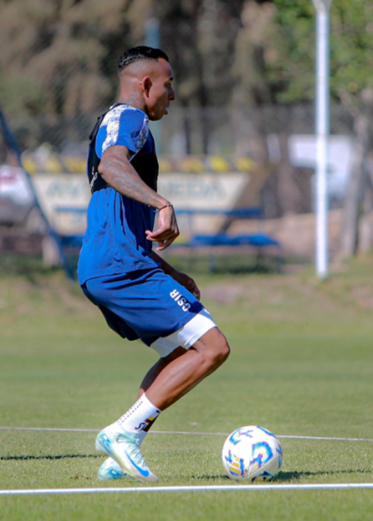 Sebastián Villa se entrenó en la Ciudad Deportiva de Independiente Rivadavia pensando en el partido con River. Sebastián Villa se entrenó en la Ciudad Deportiva de Independiente Rivadavia pensando en el partido con River.