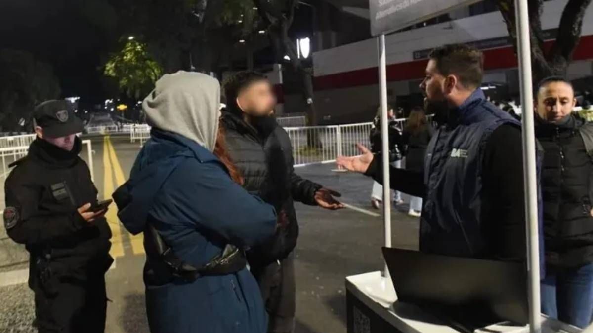 Afuera. Deudores de alimentos viajaron mil kilómetros para ir a ver a Los Piojos a Buenos Aires. No los dejaron entrar por ser deudores alimentarios.