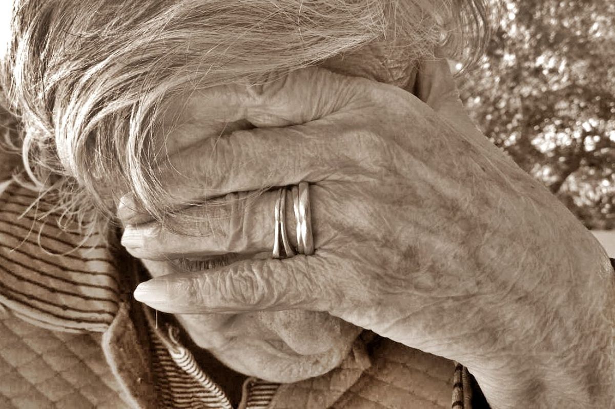 Los adultos mayores suelen ser las principales víctimas en este tipo de estafas. Los adultos mayores suelen ser las principales víctimas en este tipo de estafas. 