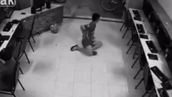 Karma: le quiso pegar a un perro y casi se rompe la espalda