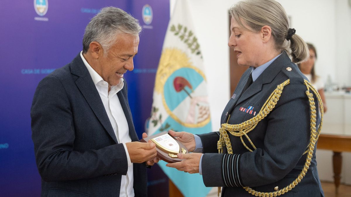 Alfredo Cornejo con la representante de la embajada británica, Sally Cawdery, Alfredo Cornejo con la representante de la embajada británica, Sally Cawdery,