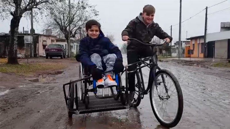 Creó una bici especial para pasear con su amigo
