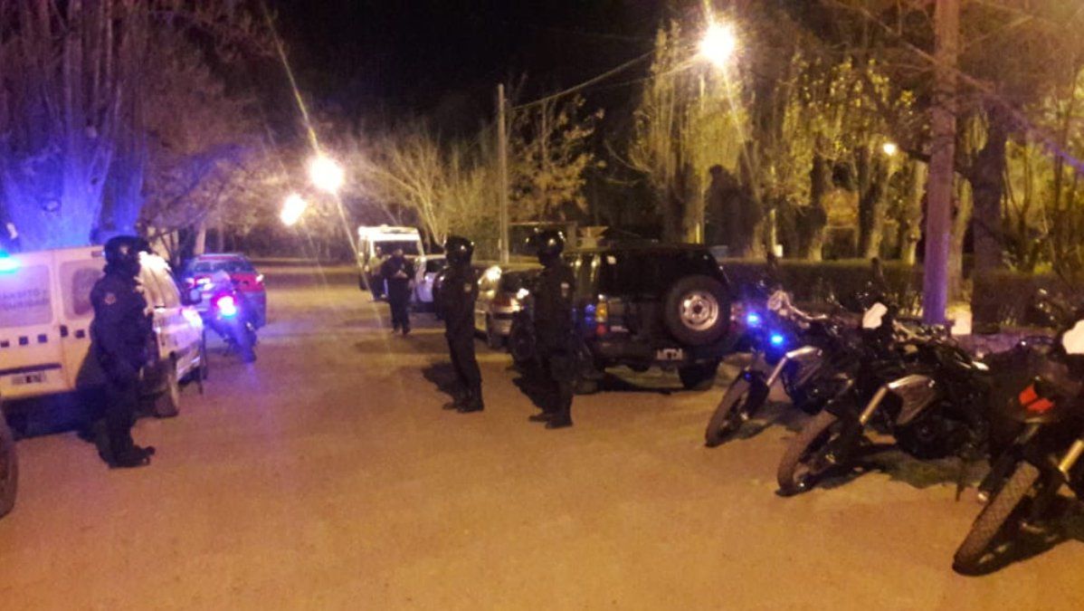 Aislamiento desobedecido. Las medidas de llevar a Fase 1 por este fin de semana y evitar contagios por la celebración del Día de la Primavera no fue respetado por decenas de jóvenes que fueron descubiertos por personal policial en dos puestos de Agua de las Avispas.