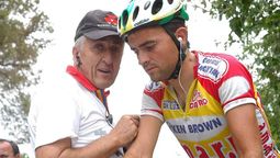 El Colchón Frossasco dialoga con su hijo Valdi, antes de largar una carrera vistiendo la camiseta de Amaru.