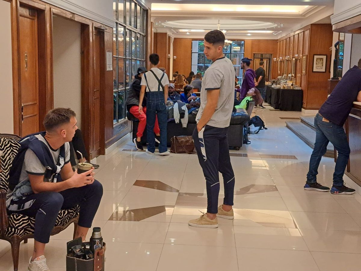 Entre mates y charlas, los jugadores amenizaron la espera para partir hacia Villa Soldati