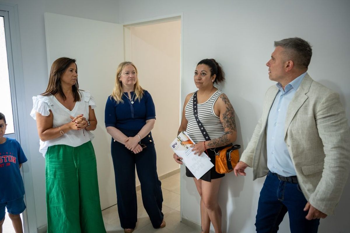 La subsecretaria de Infraestructura, Marité Badui, la vicegobernadora Hebe Casado, una adjudicada del IPV y el intendente de Godoy Cruz, Diego Costarelli. La subsecretaria de Infraestructura, Marité Badui, la vicegobernadora Hebe Casado, una adjudicada del IPV y el intendente de Godoy Cruz, Diego Costarelli.