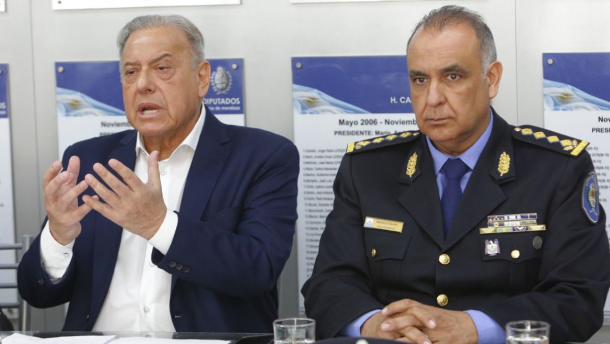 El ministro de Seguridad, Raúl Levrino, junto al director de Policía, Marcelo Calipo.