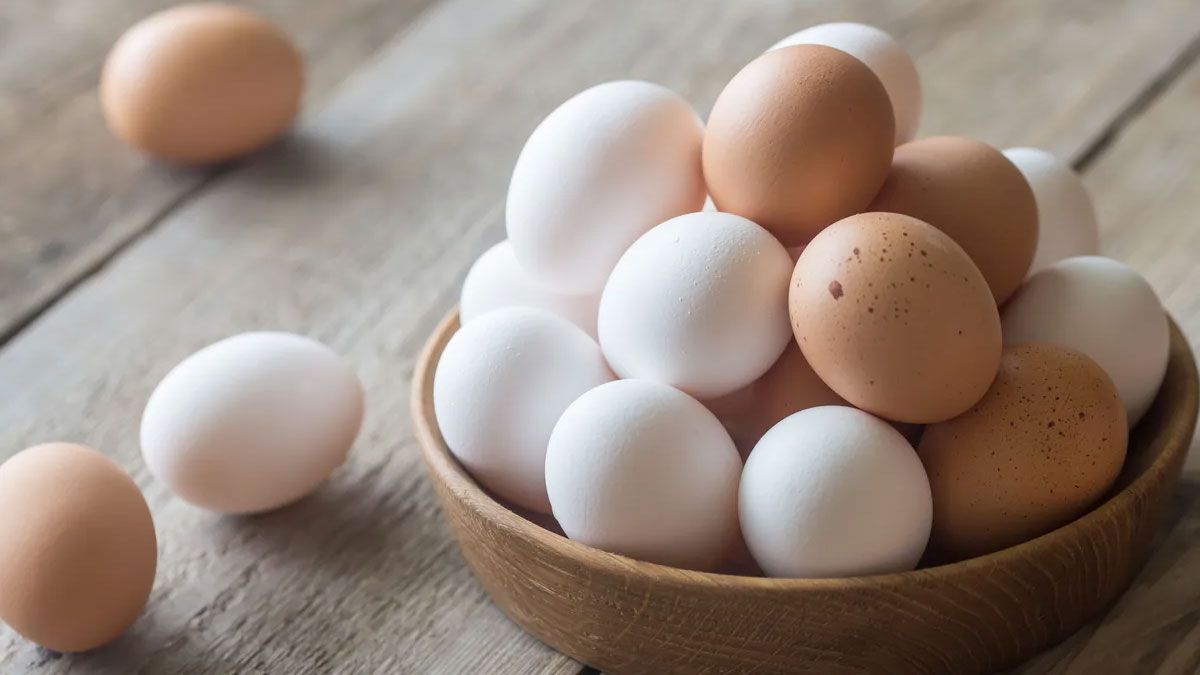 Los expertos sostienen que no hay diferencias en los valores nutricionales en los huevos marrones y blancos.