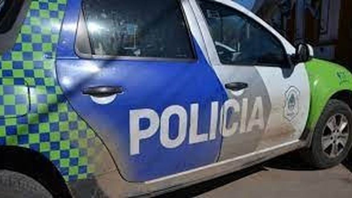 El policía se encontraba con su pareja en su automóvil, en Moreno, y fue sorprendido por un delincuente al que hirió de muerte