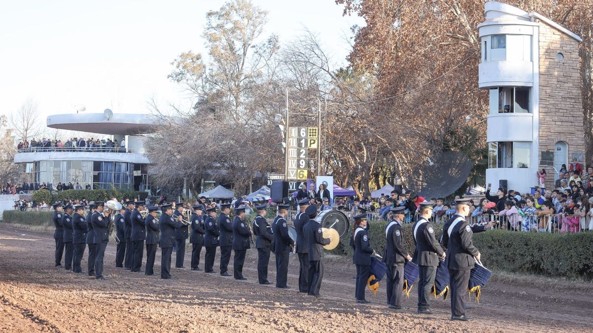 La Banda de la Policía de Mendoza, dirigida por el profesor Mauricio Salazar, oficial principal. La Banda de la Policía de Mendoza, dirigida por el profesor Mauricio Salazar, oficial principal.