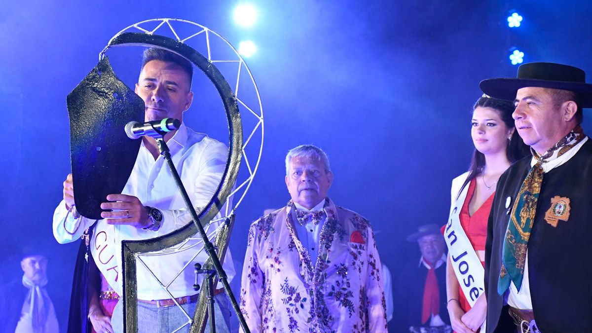 Golpe de reja y Bendición de los Frutos en Guaymallén a cargo del intendente Marcos Calvente bajo la atenta mirada del chambelán de todas las vendimias mendocinas, Santiago Morales. Golpe de reja y Bendición de los Frutos en Guaymallén a cargo del intendente Marcos Calvente bajo la atenta mirada del chambelán de todas las vendimias mendocinas, Santiago Morales.