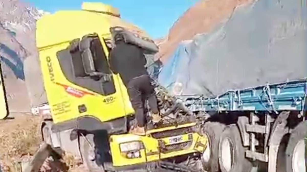 El camionero quedó atrapado en su rodado luego de embestir por detrás a otro rodado en la zona de Cortaderas, cerca de Uspallata. El camionero quedó atrapado en su rodado luego de embestir por detrás a otro rodado en la zona de Cortaderas, cerca de Uspallata.