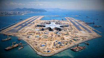 Arrojan toneladas de arena al mar para la construcción del aeropuerto marítimo más grande del mundo Arrojan toneladas de arena al mar para la construcción del aeropuerto marítimo más grande del mundo