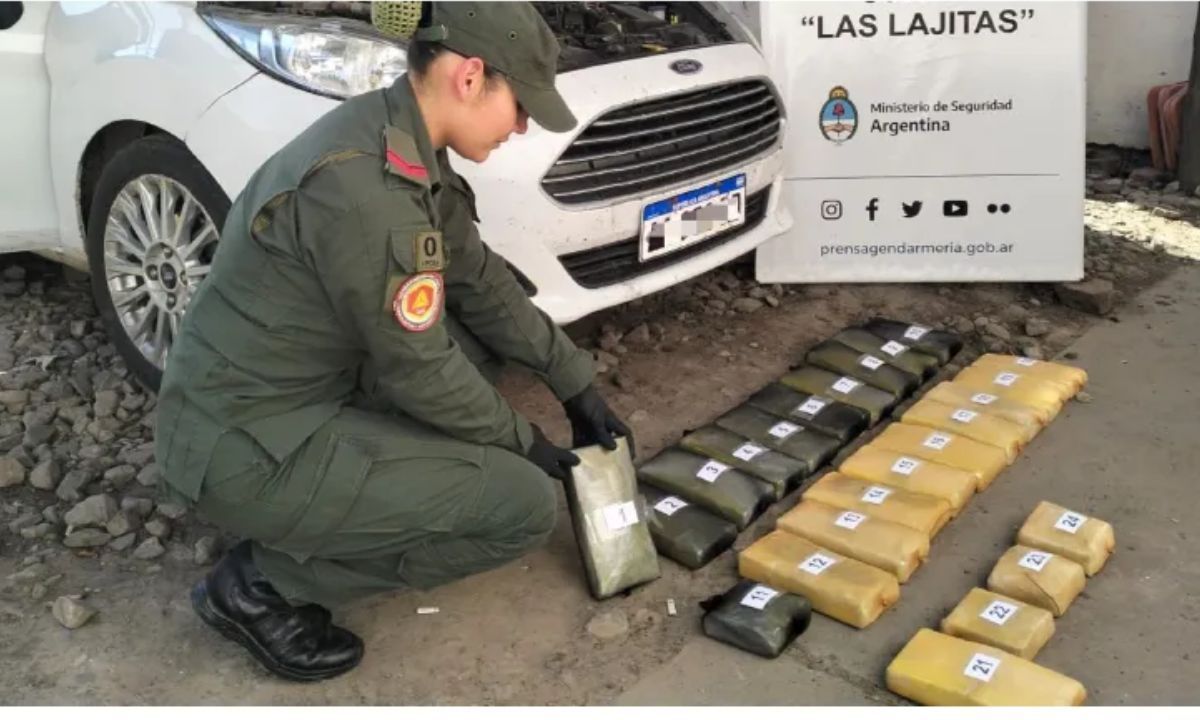 Atrapado. Tres personas fueron detenidas por Gendarmería Nacional porque llevaban cocaína oculta en el tanque de nafta. Atrapado. Tres personas fueron detenidas por Gendarmería Nacional porque llevaban cocaína oculta en el tanque de nafta.