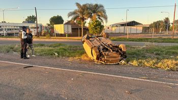 Un conductor borracho volcó en el Acceso Este y destrozó su Mini Cooper