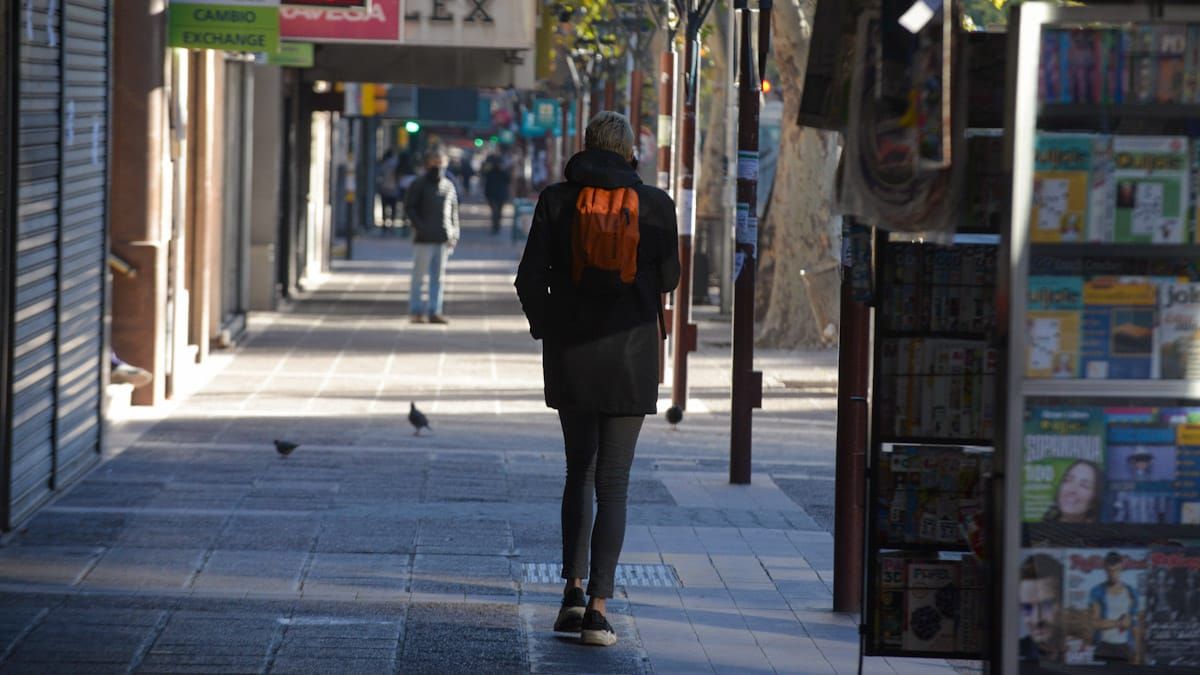 Pocas personas caminaban por el centro mendocino debido al confinamiento.